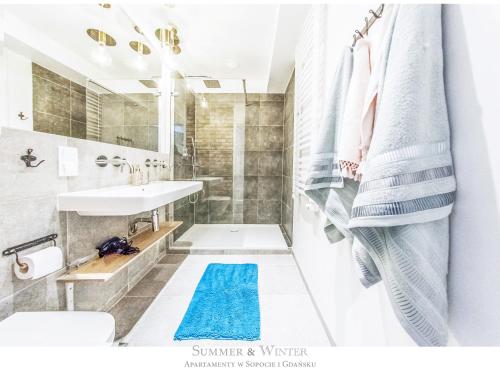 Kúpeľňa v ubytovaní Family Luxury Pure Old Town Apartament 1-8, 2 sypialnie i salon, parking pub, 60m2