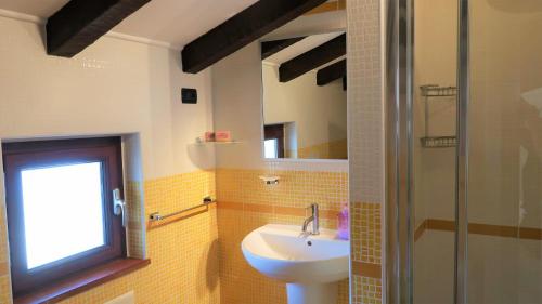 ein Bad mit einem Waschbecken und einer Glasdusche in der Unterkunft B&B Dalù in Finale Ligure