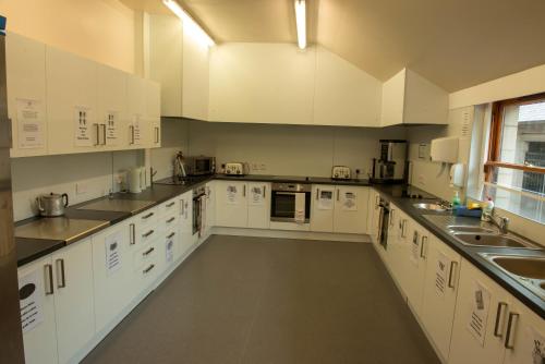 Una cocina o kitchenette en Stirling Youth Hostel