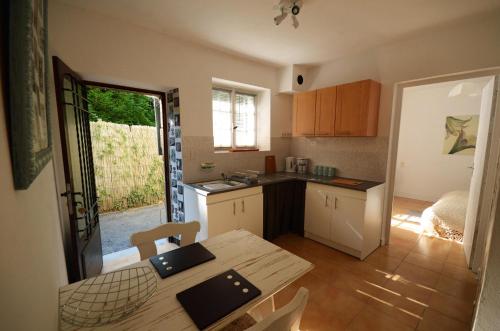 une cuisine avec une table et une salle à manger dans l'établissement La petite soixante deux, à Le Lonzac