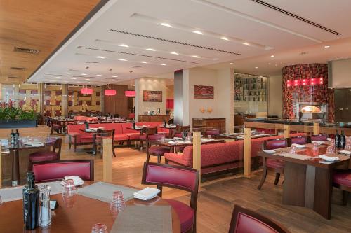 Reštaurácia alebo iné gastronomické zariadenie v ubytovaní Media Rotana Dubai