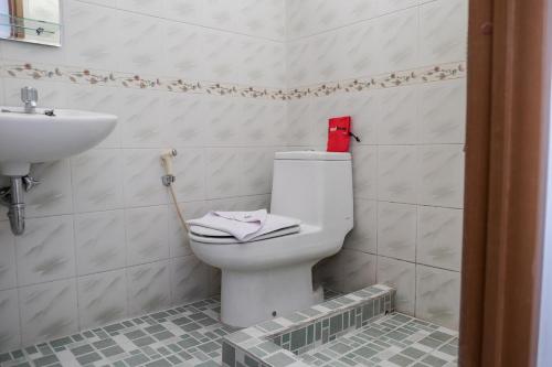 Koupelna v ubytování RedDoorz near Supermall Karawaci 2