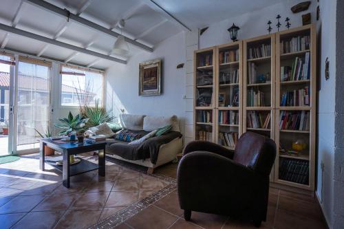 埃爾梅達諾的住宿－Rooms in El Medano，客厅配有沙发和桌子