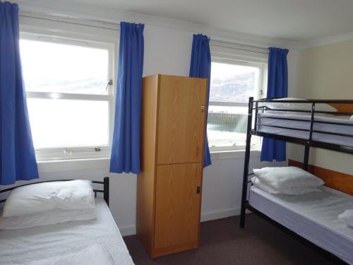 Postel nebo postele na pokoji v ubytování Ullapool Youth Hostel