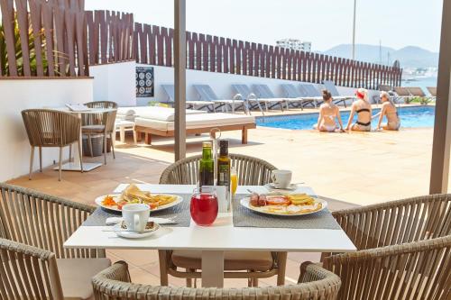 Bazén v ubytování Sol Bahía Ibiza Suites nebo v jeho okolí