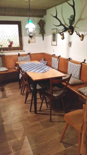a dining room with a table and chairs at Appartementhaus Florianshof in Garmisch-Partenkirchen