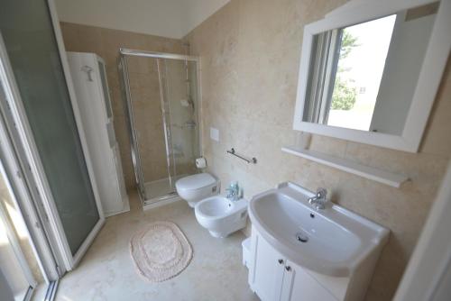 a bathroom with a sink and a toilet and a shower at B&B dei Ciclopi in Salice Salentino