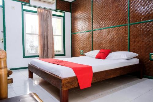 Ένα ή περισσότερα κρεβάτια σε δωμάτιο στο RedDoorz Plus near Jalan Baru Bogor