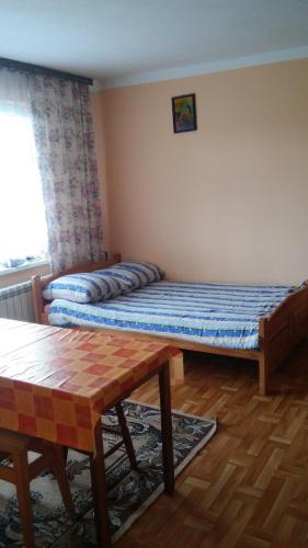 Habitación con 2 camas y mesa. en Agroturystyka Maria Dębska, en Sromowce Wyżne