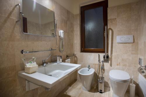 Un baño de Hotel Flora