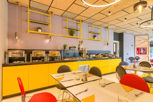 Un restaurante o sitio para comer en ibis Styles Bucharest Erbas