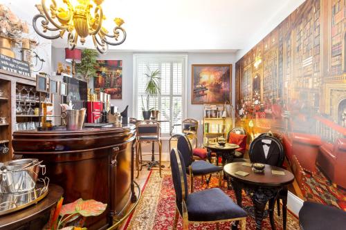 a bar with chairs and tables in a room at Mama’s Inn Boutique Guest House in Nottingham