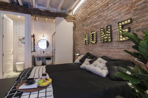 ビルバオにあるLa Ribera by Staynnapartmentsのベッドルーム1室(黒いベッド1台付)