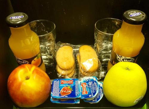 Pensión Basagoiti في خيتكسو: طاولة مع البرتقال والعصير والتفاح