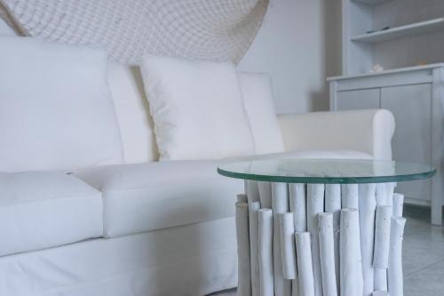 a living room with a white couch and a glass table at Andrew'S home - Playita in Torre Pali 