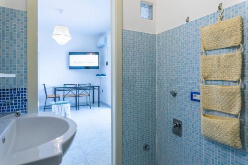 a bathroom with a tub and a sink and a table at Andrew'S home - Playita in Torre Pali 