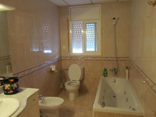 タラゴナにあるChalet Menorcaのバスルーム(トイレ、バスタブ、シンク付)