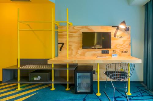 Una televisión o centro de entretenimiento en ibis Styles Bucharest Erbas