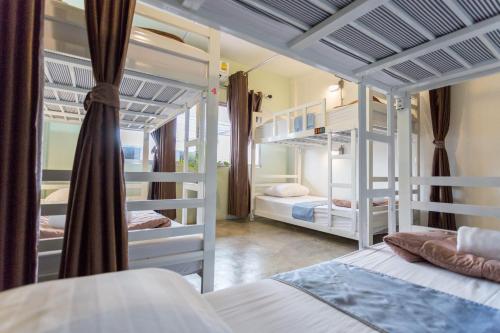 Zimmer mit 3 Etagenbetten in der Unterkunft Zz Hostel Chiang Mai in Chiang Mai