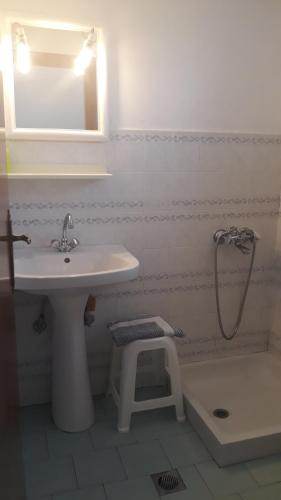 Bilik mandi di Ambeles Apartments