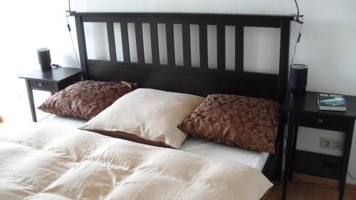 ヴュルツブルクにあるCentral City Apartment Würzburgのベッドルーム1室(枕2つ付)