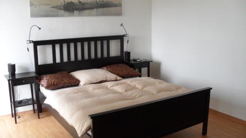 เตียงในห้องที่ Central City Apartment Würzburg