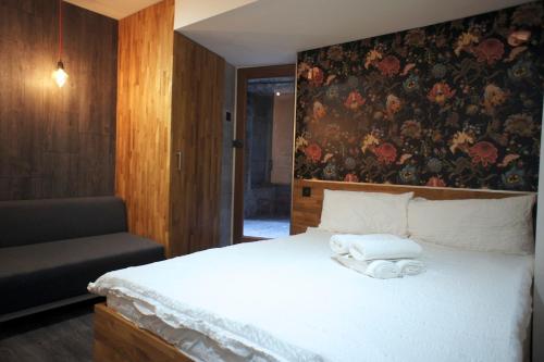 sypialnia z łóżkiem z dwoma ręcznikami w obiekcie Brick Lane Studios w Londynie