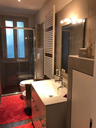 a bathroom with a sink and a shower at Senza pensieri Piazza Marconi in Crema