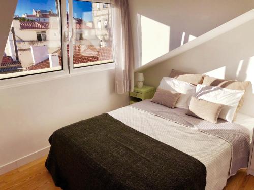 - une chambre avec un lit et une vue sur la ville dans l'établissement Central Lisbon Panoramic View Apartment, à Lisbonne
