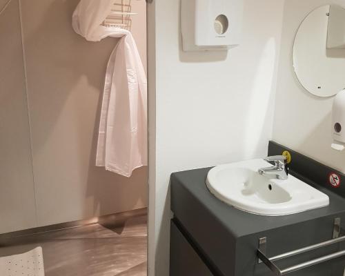 een badkamer met een wastafel en een spiegel bij Lochranza Youth Hostel in Lochranza