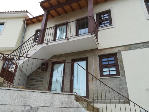an external view of a house with a balcony at Casa Sr. Chico in Alvarenga