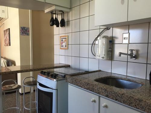 Η κουζίνα ή μικρή κουζίνα στο Apartamento Frente mar Meireles