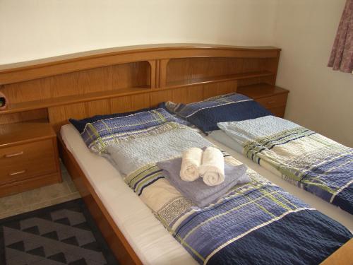 two twin beds with towels on them in a bedroom at Espi-Stables Ferienhof Esterhammer in Liebenau