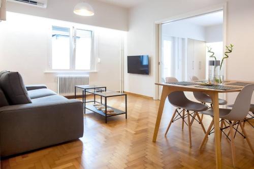 TONI'S 2BD Home in Centre, 15 sec to Metro