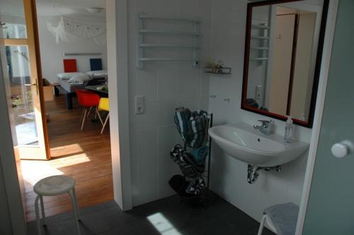 アルツル・イム・ピッツタールにあるStudio Ualyssesのバスルーム(洗面台、壁掛け鏡付)