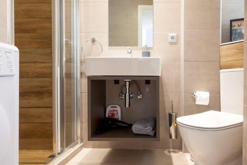 A bathroom at TONI'S Classy Home in Kolonaki, local's Gem