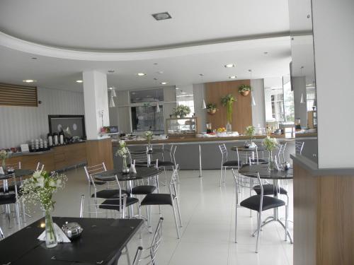 Reštaurácia alebo iné gastronomické zariadenie v ubytovaní Benos Hotel