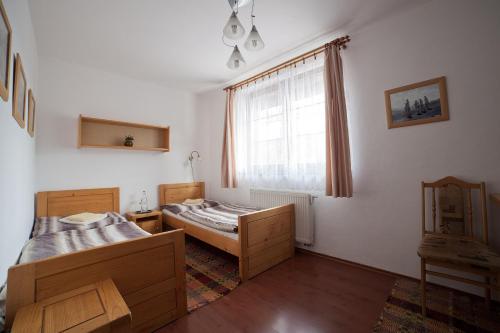 a bedroom with two beds and a window at Hostinec u Hromadov - ubytovanie v súkromí in Rajecká Lesná