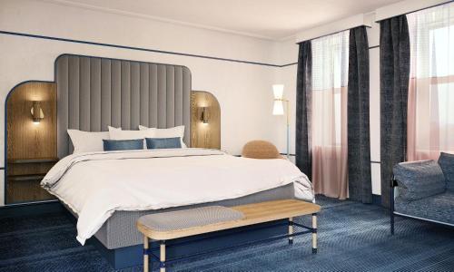- une chambre avec un grand lit et une chaise dans l'établissement Hu Hotel Memphis, à Memphis
