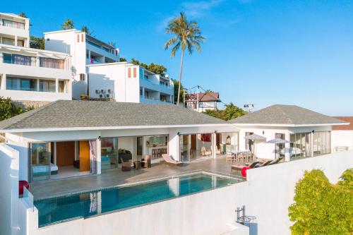 una imagen de la parte trasera de una casa con piscina en Tropical Sea View Residence, en Lamai