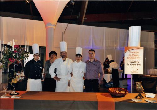a group of men standing next to a table with chefs at Logis Hostellerie Du Grand Duc hôtel restaurant in Gincla