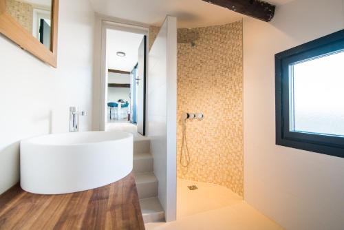 une salle de bain avec un lavabo blanc et une douche dans l'établissement La Bohème Centre Historique - Terrasse sur les toits - HH, à Montpellier