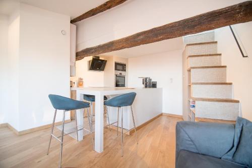 un salon avec une table et deux chaises dans l'établissement La Bohème Centre Historique - Terrasse sur les toits - HH, à Montpellier