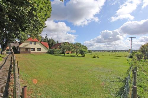 Ein Garten an der Unterkunft Ferienwohnung Roggentin SEE 9072