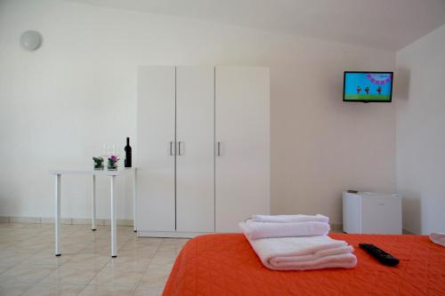 1 dormitorio con 1 cama y armario blanco en B&B SELENE en Castelnuovo Cilento