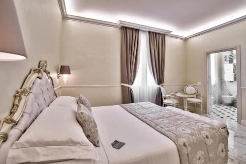 a bedroom with a large bed and a window at The Moon Boutique Hotel & Spa in Florence