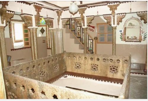 ein großes Zimmer mit einer Treppe in einem Gebäude in der Unterkunft Kasera Paradise in Bundi