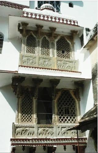 a building with a balcony on the side of it at Kasera Paradise in Būndi