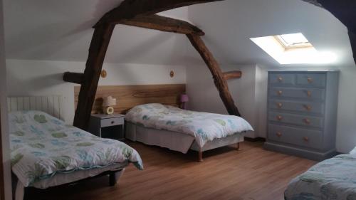 1 dormitorio en el ático con 2 camas y tragaluz en Logis Gascons Gite 1, en Saint-Justin