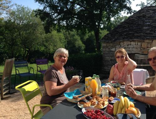 a group of people sitting at a table with food at les roulottes du LOT in Gramat